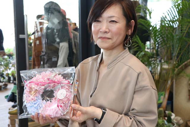 ワークショップで作る布リースとドライフラワーを使ったボールペンと講師の熊谷真澄さん