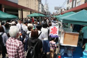 青空の下でにぎわう三条マルシェ