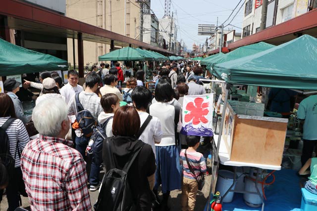 青空の下でにぎわう三条マルシェ