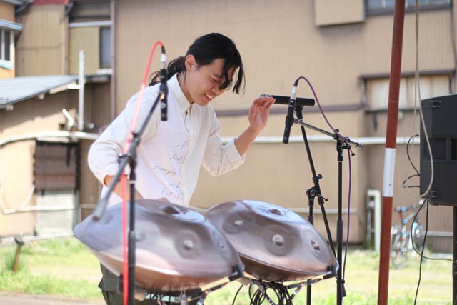 アトラクションの久保田リョウヘイさんによるハンドパン演奏