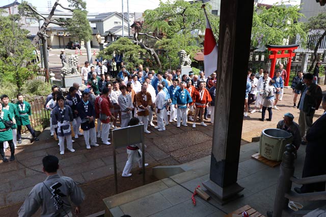 みこし出発前に神明宮で気勢を上げる