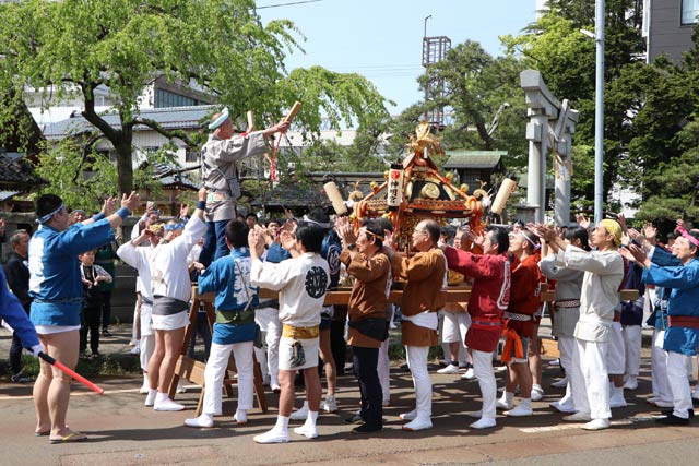 天照会が中心のみこし担ぎ