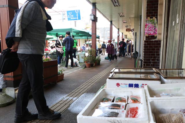 鮮魚店も三条マルシェに協力