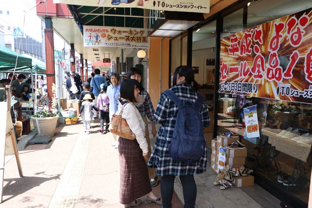 靴店が三条マルシェに協賛し平成さよならセールも
