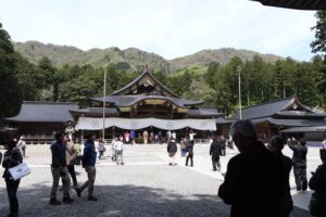 史上初10連休も弥彦は観光客を集める