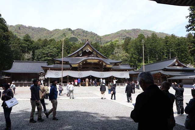 にぎわう弥彦神社の拝殿前