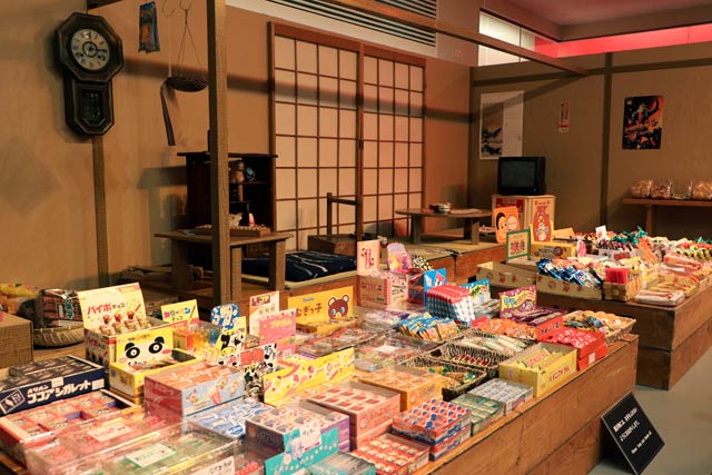 栃尾文化センターで開かれている「駄菓子ちょこっと集めました。」の駄菓子屋を再現したコーナー