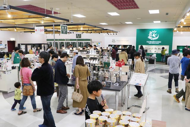 にぎわう物産館