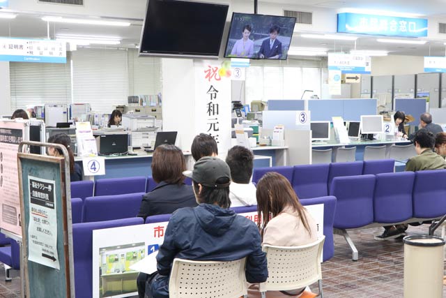 婚姻届の提出に1時間以上の待ち時間になった三条市役所の市民窓口課