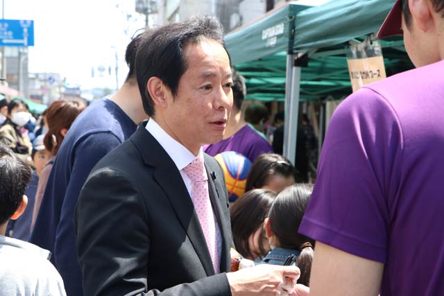 三条マルシェ会場に顔を出した佐藤卓之氏
