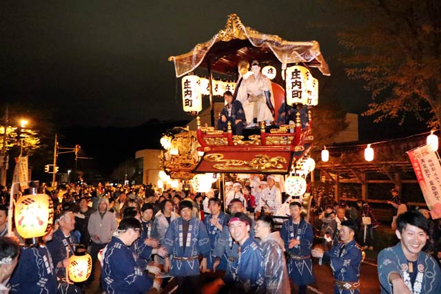 村上大祭の山車「おしゃぎり」も慶祝でまちへ繰り出した