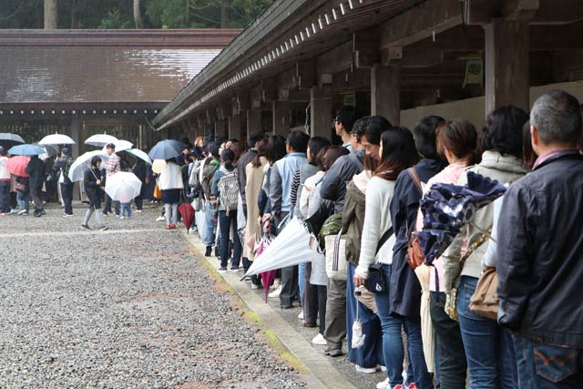 授与所にも御朱印を求める行列