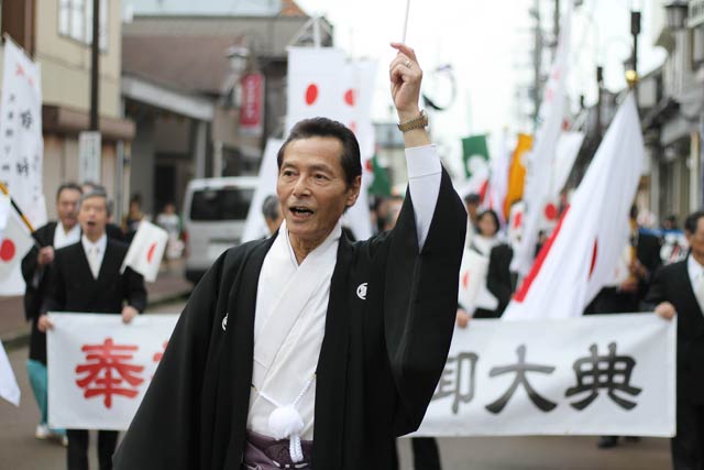 行列を先導する星野宮司
