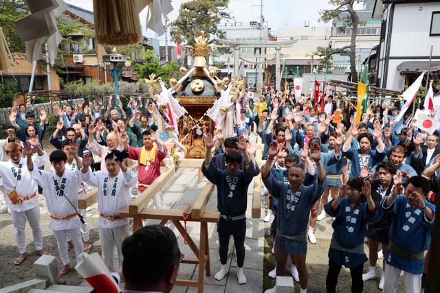 片岡邦夫氏子総代会長の音頭で万歳三唱で締めくくる