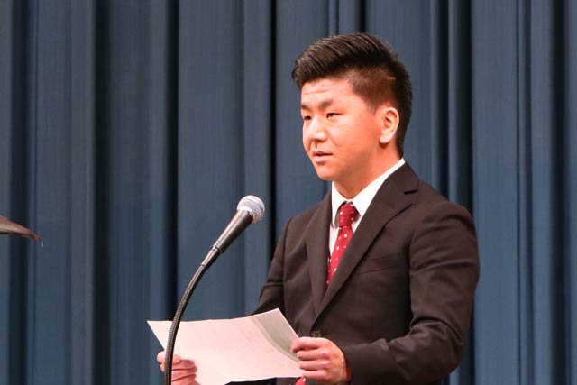 新成人代表で「20歳の誓い」を述べる堀宣輝さん