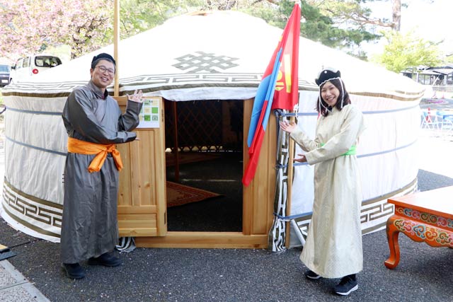 展示しているモンゴルの移動住居「ゲル」