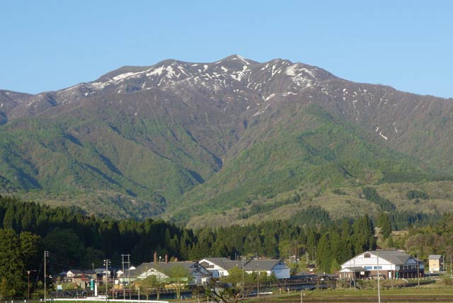 三条市下田地区から見る粟ヶ岳の山容
