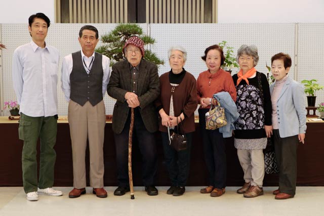 会場の関係者ら