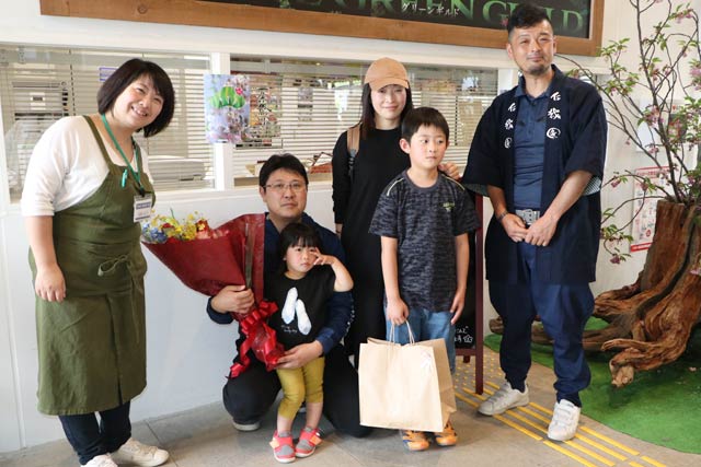 70万人目になった大坂さん家族と加藤駅長、吉川組合長