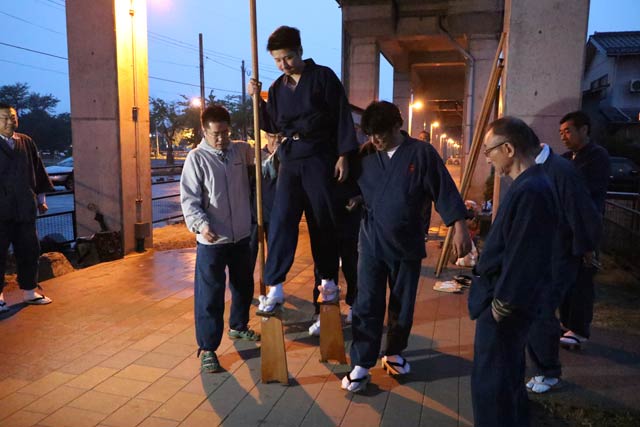 弥彦線高架下でてんぐの練習を始めた道祖神会
