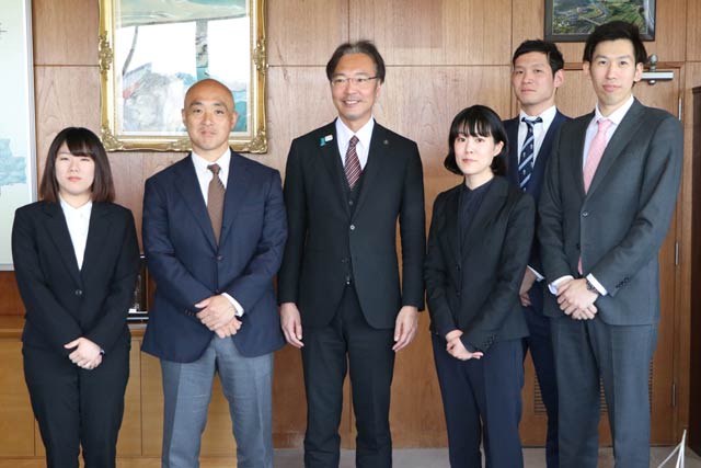 国定市長にあいさつに訪れた地域おこし協力隊の5人
