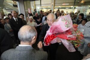6期24年の小池加茂市長が退任「市民に寄り添い方が足りなかった」 職員と市民に万歳