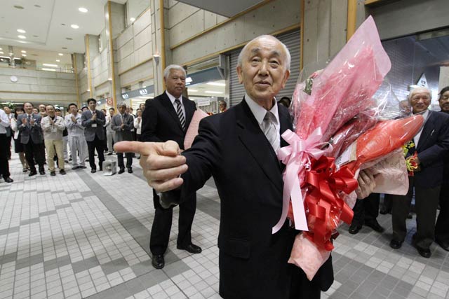 花束を受け取って