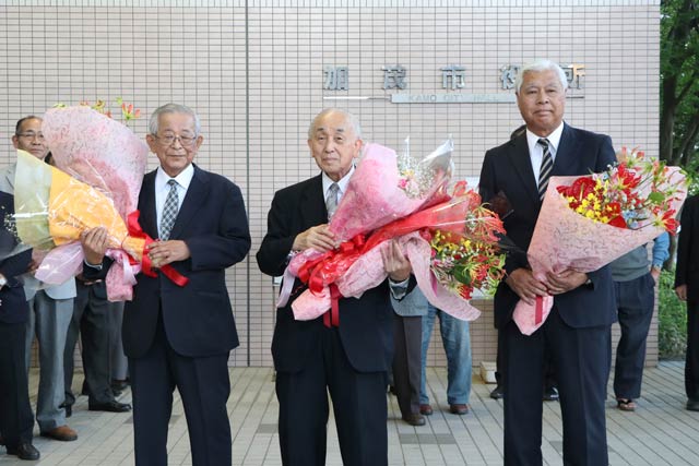左から吉田副市長、小池市長、殖栗教育長