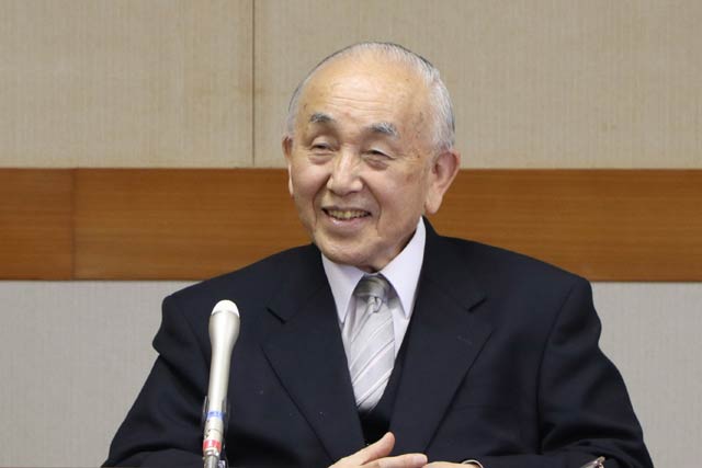最後の記者会見で笑顔を見せる小池市長