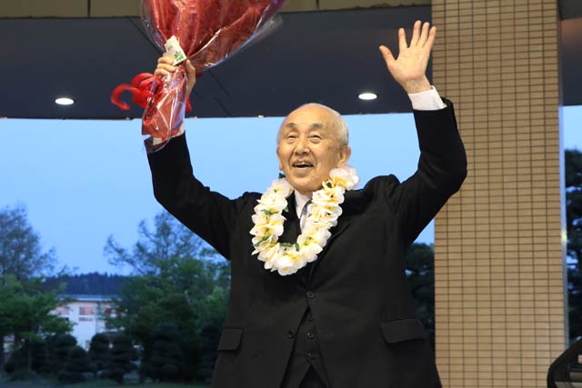 小池市長の音頭で「加茂諸官万歳！」「加茂市民万歳！」