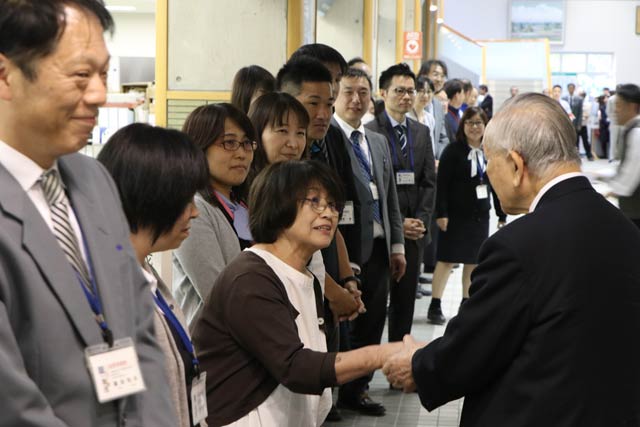 職員一人ひとりと握手して感謝の気持ちを表す