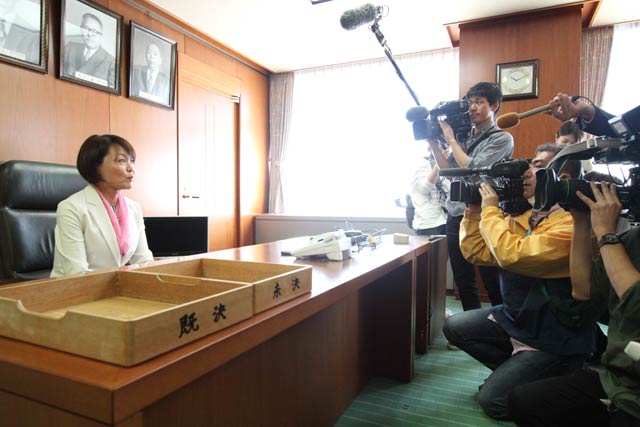 市長のいすに座る藤田市長