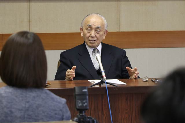 試聴しとて最後の記者会見を行う小池前加茂市長