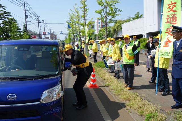 春の全国交通安全運動で三条市役所前に開設された交通安全指導所