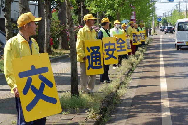 反対車線は交通安全運動実施中をアピール