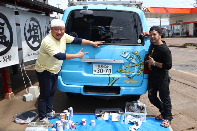 関哲の関本秀次郎さん(左)とペイントアーティストの渡辺宏泰さん