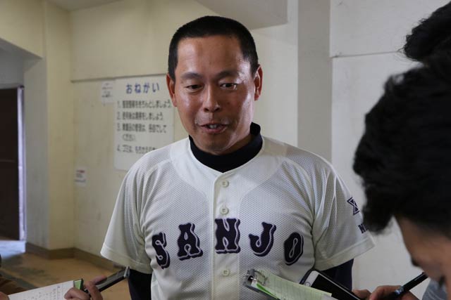 インタビューに答える平沢監督
