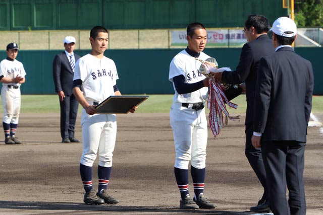 準優勝の賞状とトロフィーを受ける三条