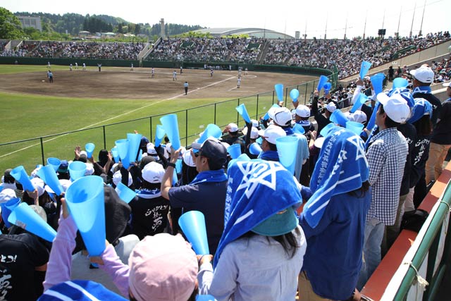 三塁側スタンドの三条の応援