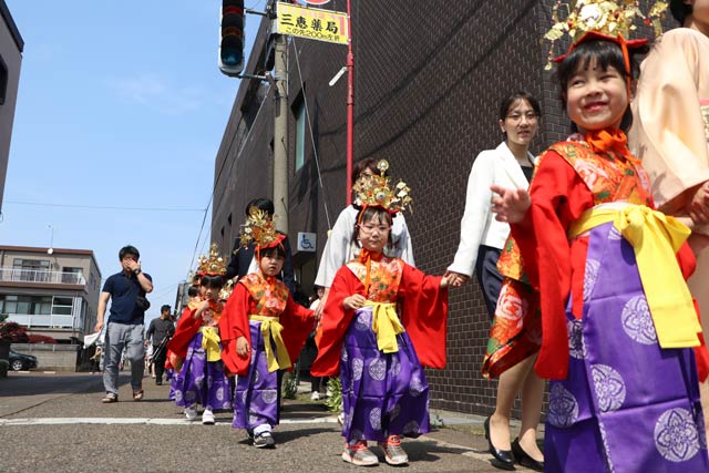 花まつりの稚児行列のおねり