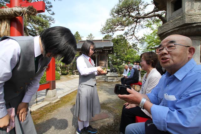 「ふだん着でお茶を楽しむ会」で茶を運ぶ茶道部の女子生徒