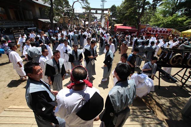 大名行列出発前のごった返す八幡宮境内
