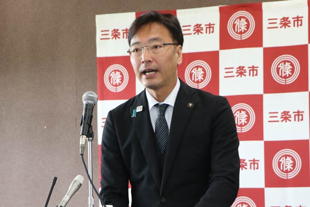 記者会見する国定市長