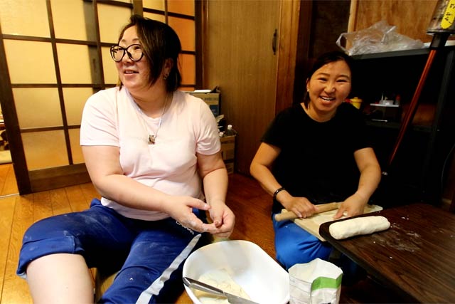 調理中も笑顔でにぎやかに