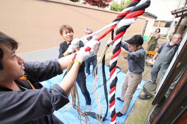 八幡宮の鈴緒を編む敬神会