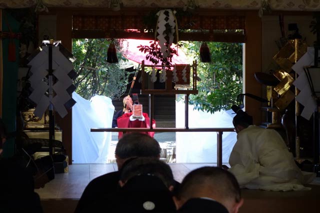 神事で神殿からみこしにのせる御霊を移す