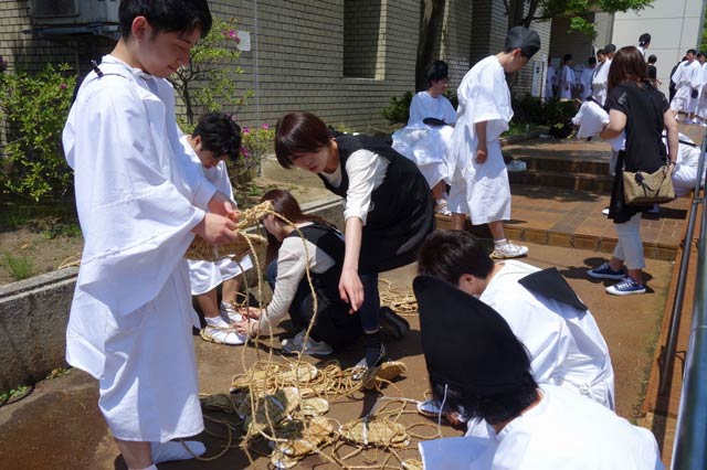 中央公民館で大名行列出発前の準備