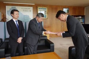 左から三条信用金庫の職員会幹事長の白根政寿鳥屋野支店長代理、西潟理事長、国定市長