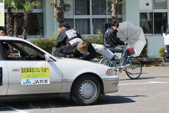 車にはねられる歩行者のスタント
