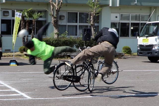 自転車同士がぶつかる